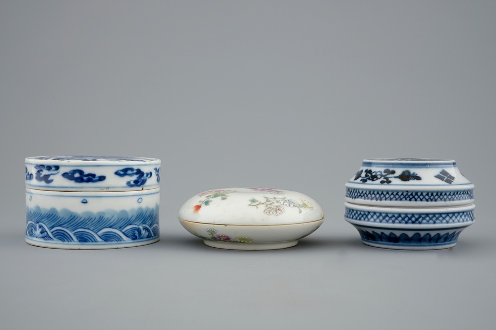 A lot of 3 Chinese blue, white and famille rose boxes with covers, 19th C.